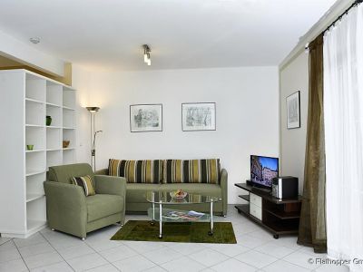 Mitten im Grünen: 2-Zimmer-Wohnung mit Terrasse, Garten und Parkplatz in Bad Endorf - Landkreis Rosenheim