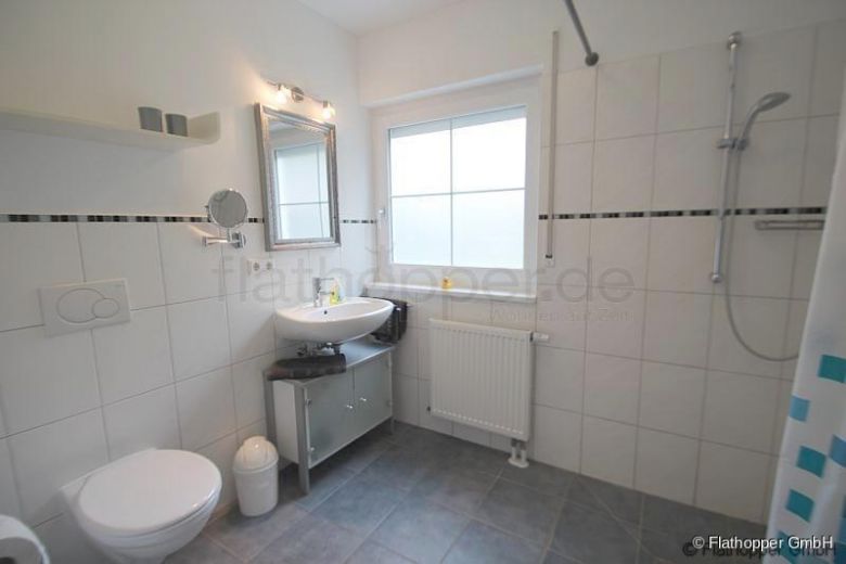 Mitten im Grünen: 2-Zimmer-Wohnung mit Terrasse, Garten und Parkplatz in Bad Endorf - Landkreis Rosenheim
