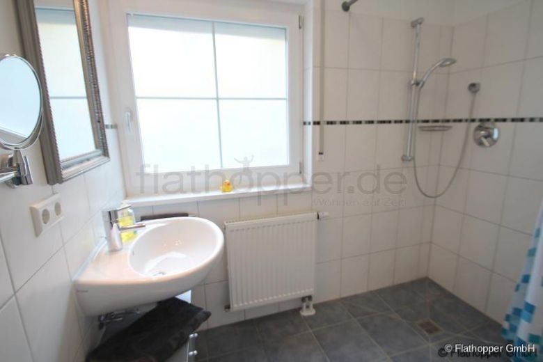 Mitten im Grünen: 2-Zimmer-Wohnung mit Terrasse, Garten und Parkplatz in Bad Endorf - Landkreis Rosenheim