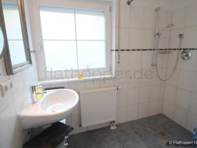 Mitten im Grünen: 2-Zimmer-Wohnung mit Terrasse, Garten und Parkplatz in Bad Endorf - Landkreis Rosenheim