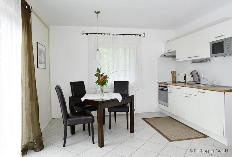 Mitten im Grünen: 2-Zimmer-Wohnung mit Terrasse, Garten und Parkplatz in Bad Endorf - Landkreis Rosenheim