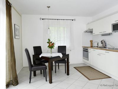 Mitten im Grünen: 2-Zimmer-Wohnung mit Terrasse, Garten und Parkplatz in Bad Endorf - Landkreis Rosenheim