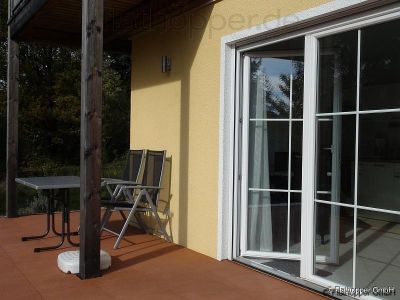 Mitten im Grünen: 2-Zimmer-Wohnung mit Terrasse, Garten und Parkplatz in Bad Endorf - Landkreis Rosenheim