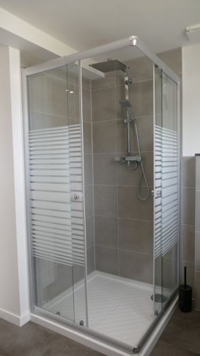 Schick modern mit Stellplatz und Blick ins Gr&uuml;ne, ruhig, gute Anbindung!