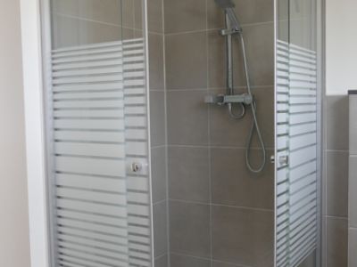 Schick modern mit Stellplatz und Blick ins Gr&uuml;ne, ruhig, gute Anbindung!