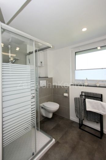 Schick modern mit Stellplatz und Blick ins Gr&uuml;ne, ruhig, gute Anbindung!