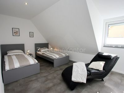 Schick modern mit Stellplatz und Blick ins Gr&uuml;ne, ruhig, gute Anbindung!