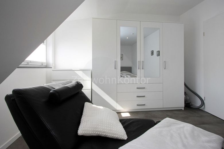 Schick modern mit Stellplatz und Blick ins Gr&uuml;ne, ruhig, gute Anbindung!