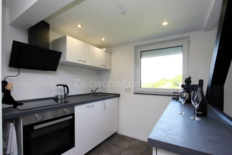 Schick modern mit Stellplatz und Blick ins Gr&uuml;ne, ruhig, gute Anbindung!