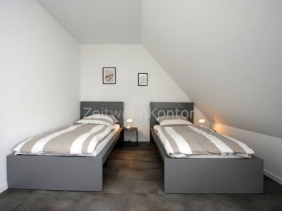 Schick modern mit Stellplatz und Blick ins Gr&uuml;ne, ruhig, gute Anbindung!