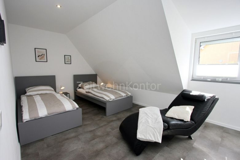 Schick modern mit Stellplatz und Blick ins Gr&uuml;ne, ruhig, gute Anbindung!