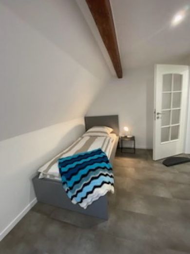 Schick modern mit Stellplatz und Blick ins Gr&uuml;ne, ruhig, gute Anbindung!