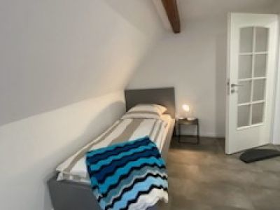 Schick modern mit Stellplatz und Blick ins Gr&uuml;ne, ruhig, gute Anbindung!