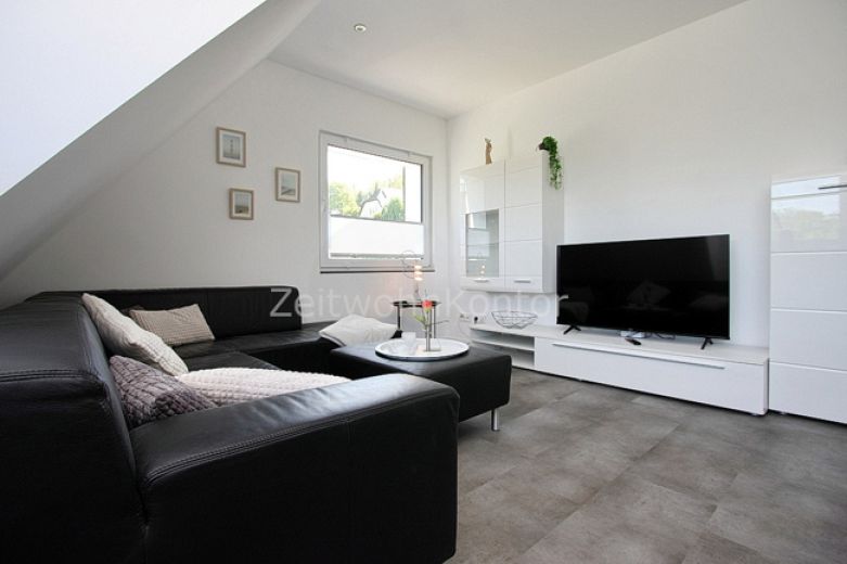 Schick modern mit Stellplatz und Blick ins Gr&uuml;ne, ruhig, gute Anbindung!