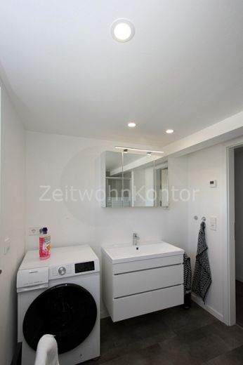 Schick modern mit Stellplatz und Blick ins Gr&uuml;ne, ruhig, gute Anbindung!