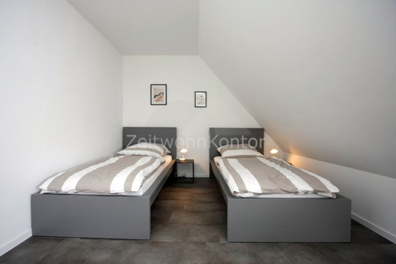 Schick modern mit Stellplatz und Blick ins Gr&uuml;ne, ruhig, gute Anbindung!