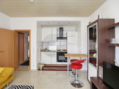 ZeitwohnKontor: Modern und hell möblierte Wohnung im Nordviertel mit Balkon, Internet aktiv!