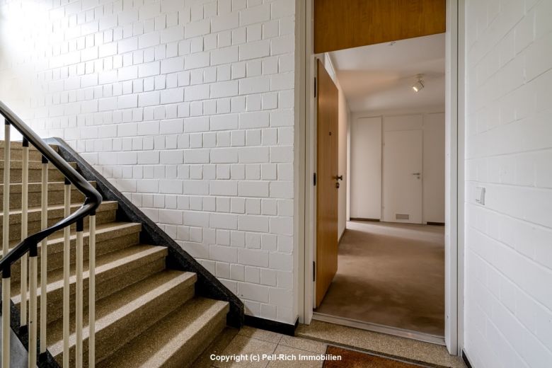 GRÜNRUHE: Geräumige 4-Zi.-Wohnung mit Balkon und Tiefgaragenstellplatz in Durlach-Bergwald zur Miete