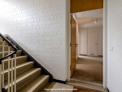 GRÜNRUHE: Geräumige 4-Zi.-Wohnung mit Balkon und Tiefgaragenstellplatz in Durlach-Bergwald zur Miete