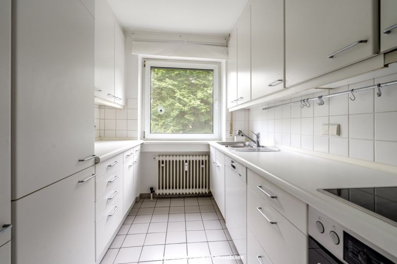 GRÜNRUHE: Geräumige 4-Zi.-Wohnung mit Balkon und Tiefgaragenstellplatz in Durlach-Bergwald zur Miete