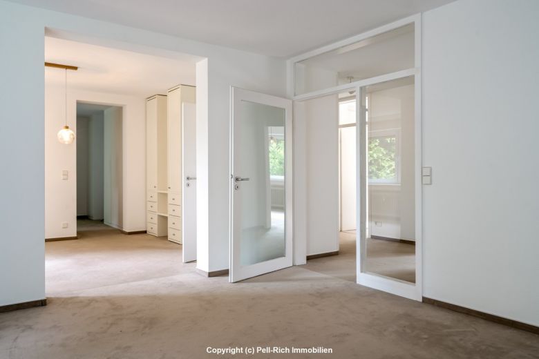 GRÜNRUHE: Geräumige 4-Zi.-Wohnung mit Balkon und Tiefgaragenstellplatz in Durlach-Bergwald zur Miete