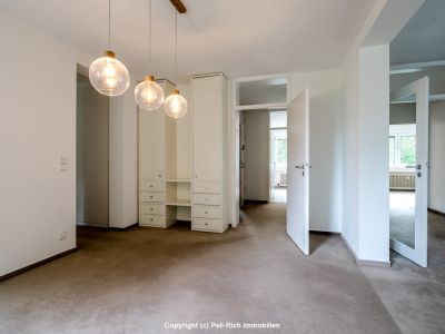 GRÜNRUHE: Geräumige 4-Zi.-Wohnung mit Balkon und Tiefgaragenstellplatz in Durlach-Bergwald zur Miete