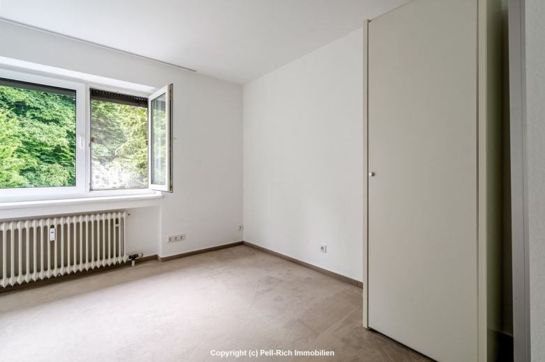 GRÜNRUHE: Geräumige 4-Zi.-Wohnung mit Balkon und Tiefgaragenstellplatz in Durlach-Bergwald zur Miete