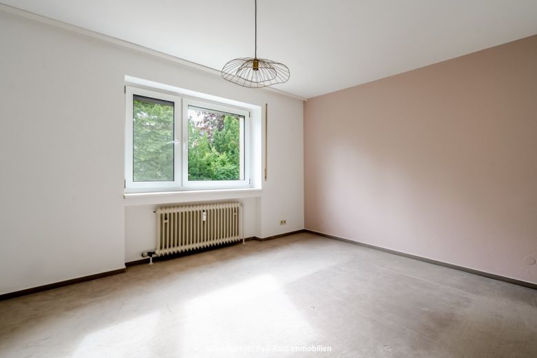 GRÜNRUHE: Geräumige 4-Zi.-Wohnung mit Balkon und Tiefgaragenstellplatz in Durlach-Bergwald zur Miete