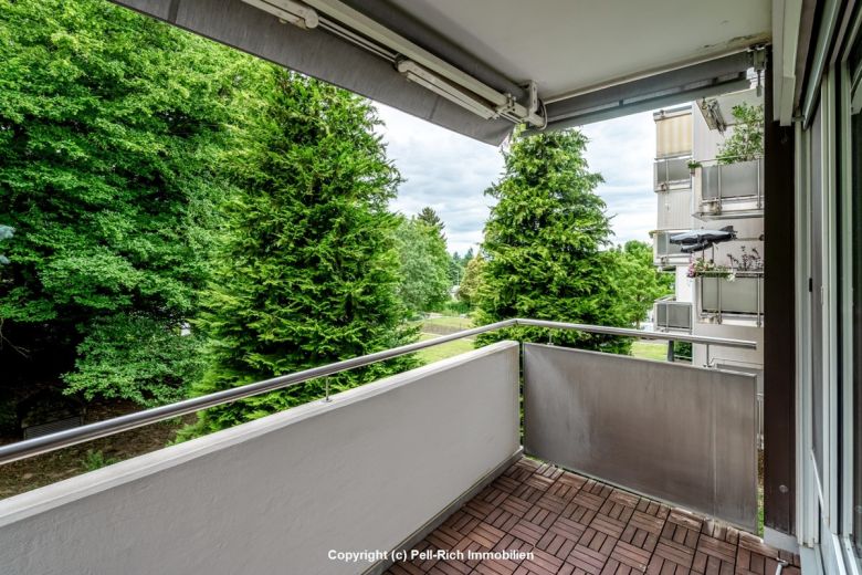 GRÜNRUHE: Geräumige 4-Zi.-Wohnung mit Balkon und Tiefgaragenstellplatz in Durlach-Bergwald zur Miete