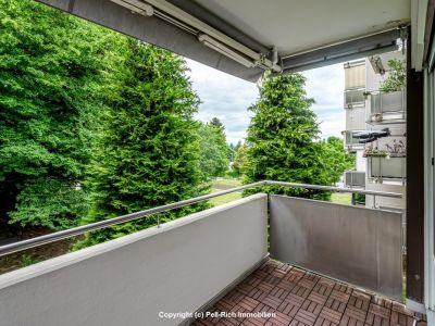 GRÜNRUHE: Geräumige 4-Zi.-Wohnung mit Balkon und Tiefgaragenstellplatz in Durlach-Bergwald zur Miete
