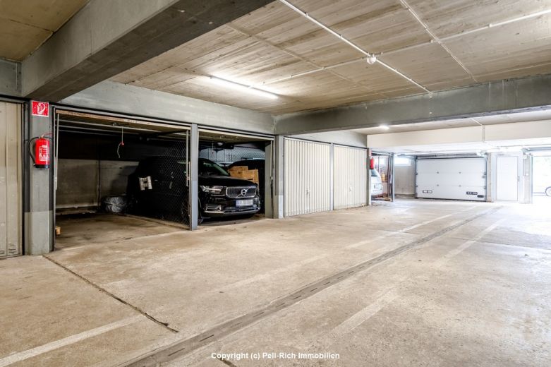GRÜNRUHE: Geräumige 4-Zi.-Wohnung mit Balkon und Tiefgaragenstellplatz in Durlach-Bergwald zur Miete