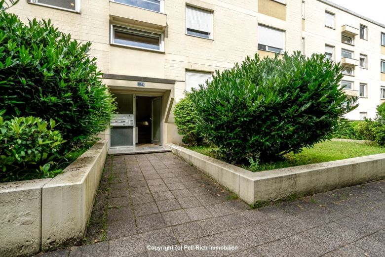 GRÜNRUHE: Geräumige 4-Zi.-Wohnung mit Balkon und Tiefgaragenstellplatz in Durlach-Bergwald zur Miete