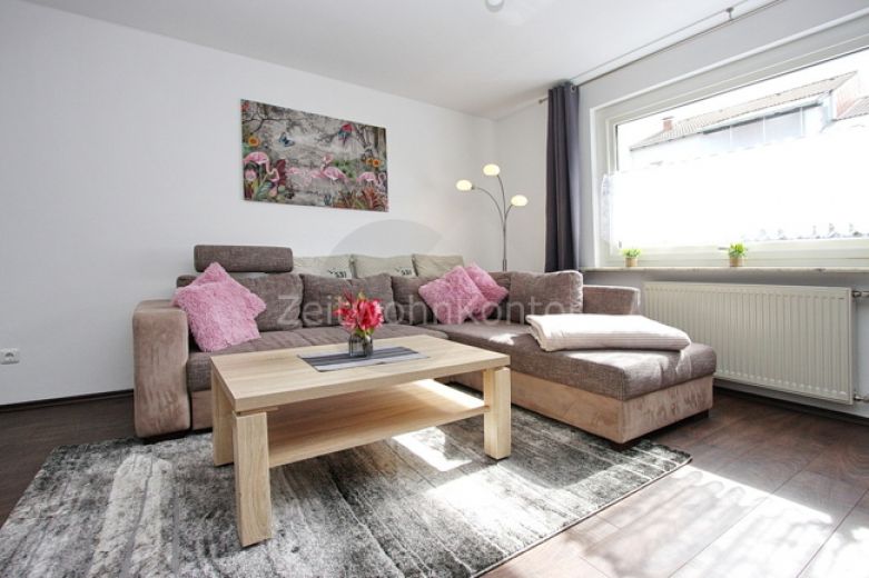 ZeitwohnKontor: Hochwertig modern möblierte 3 Raum-Wohnung mit aktivem WLAN und Balkon