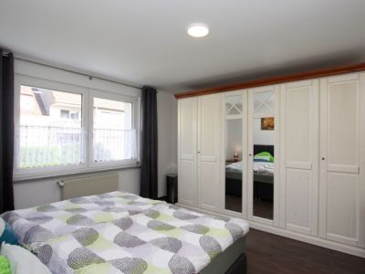 ZeitwohnKontor: Hochwertig modern möblierte 3 Raum-Wohnung mit aktivem WLAN und Balkon