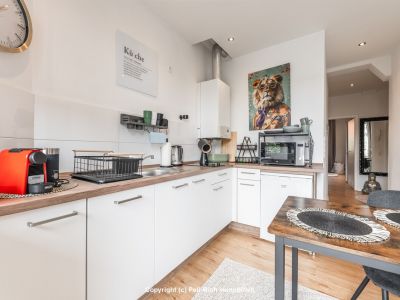GEFRAGT: Renovierte & vollmöblierte 2-Zimmer Altbauwohnung mit Balkon