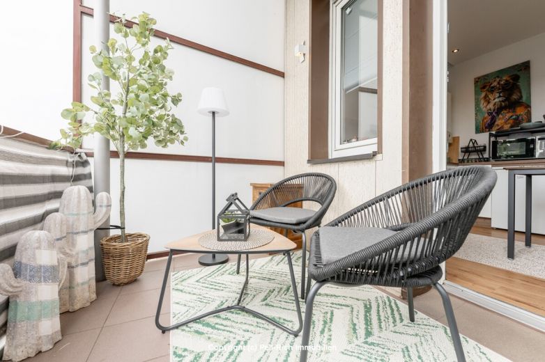 GEFRAGT: Renovierte & vollmöblierte 2-Zimmer Altbauwohnung mit Balkon