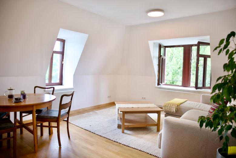 Helle & gemütliche 2-Zimmer-Dachgeschosswohnung in Altbauvilla (Striesen/Blasewitz) – möbliert