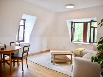 Helle & gemütliche 2-Zimmer-Dachgeschosswohnung in Altbauvilla (Striesen/Blasewitz) – möbliert