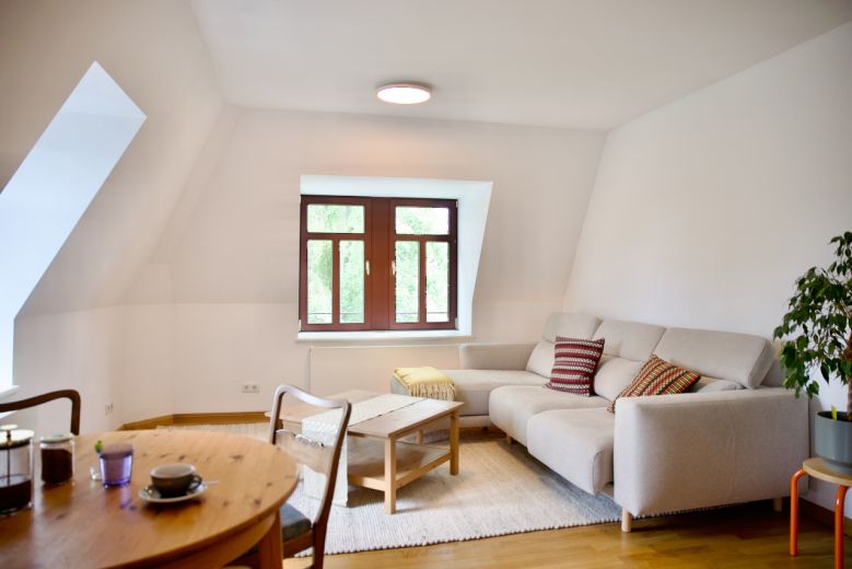 Helle & gemütliche 2-Zimmer-Dachgeschosswohnung in Altbauvilla (Striesen/Blasewitz) – möbliert