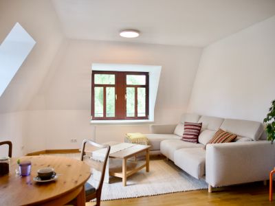 Helle & gemütliche 2-Zimmer-Dachgeschosswohnung in Altbauvilla (Striesen/Blasewitz) – möbliert