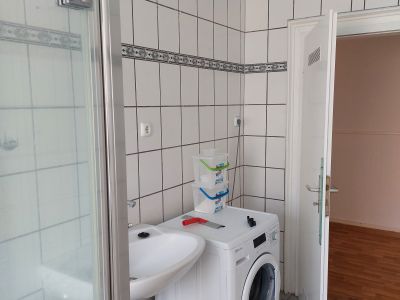 ruhiges möbliertes Zimmer auf Zeit in Stilaltbau