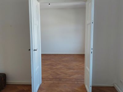 ruhige 2 Zimmer auf Zeit in Stil-Altbau