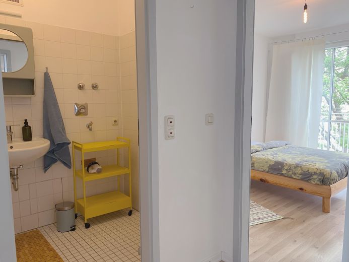 1 Zimmer in möblierter 3-Zimmer-Wohnung  mit großem Südbalkon in München Neuperlach