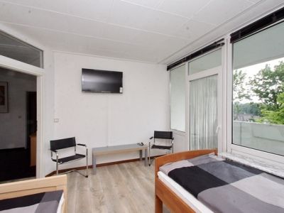 Whg mit zwei Schlafzimmern  für bis zu 4 Pers., ideal für Monteure, 2 Balkone, Nähe Moers, Internet!