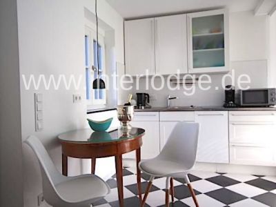 INTERLODGE M&ouml;blierte kleine Luxusvilla "Rosa II" mit Stellplatz und Gartennutzung in Neuss-Holzheim