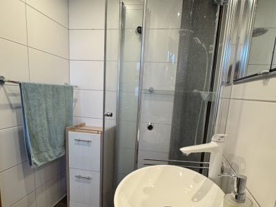 Voll ausgestattete Erdgeschoßwohnung mit Terrasse in Stuttgart-Weilimdorf zur halbjährigen Miete ab November 2025