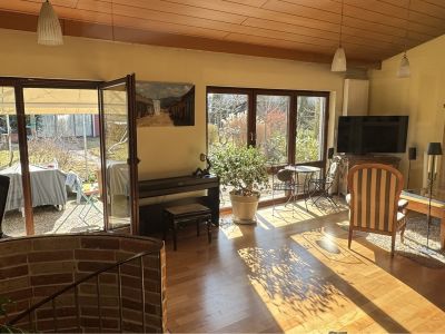 Voll ausgestattete Erdgeschoßwohnung mit Terrasse in Stuttgart-Weilimdorf zur halbjährigen Miete ab November 2025