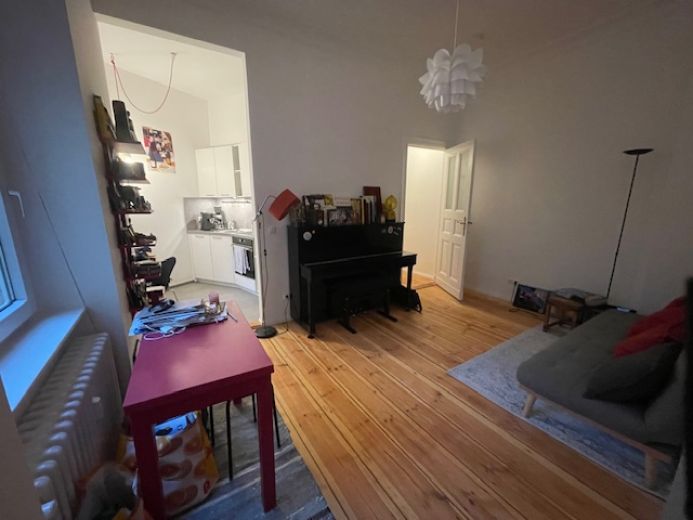 Beautiful, newly renovated erlin-style Altbauwohnung/apartment, 2nd floor, side wing, Charlottenburg S-Bahn station is within walking distance