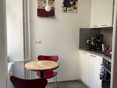 Beautiful, newly renovated erlin-style Altbauwohnung/apartment, 2nd floor, side wing, Charlottenburg S-Bahn station is within walking distance