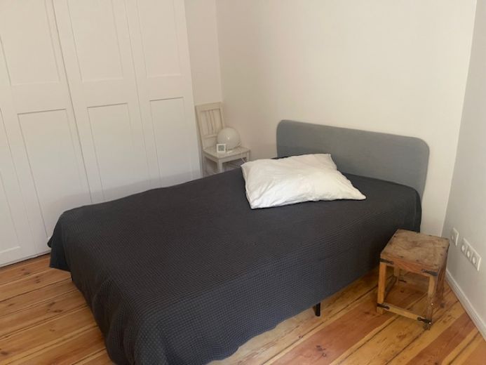 Beautiful, newly renovated erlin-style Altbauwohnung/apartment, 2nd floor, side wing, Charlottenburg S-Bahn station is within walking distance